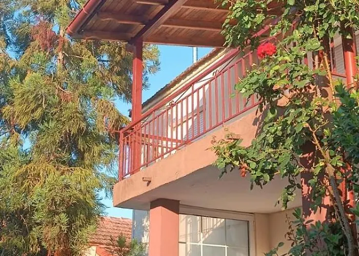 Garden House Rustic Apartment